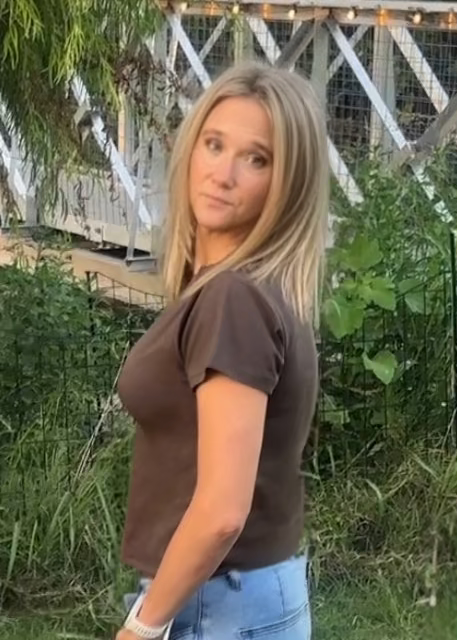 Brooklyn Fitted Tee-Chocolate